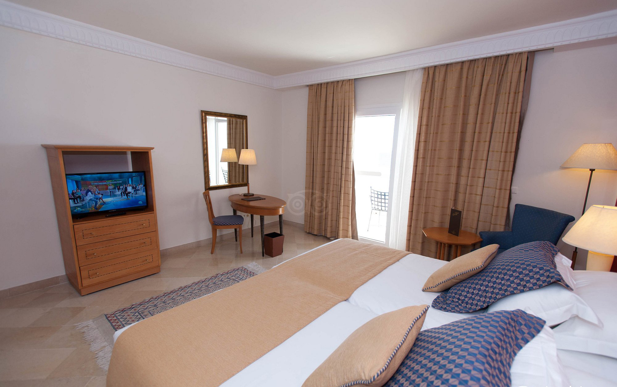 PACKAGE 1: BreakAway Jetsetter Package – £550.00pp (Non-Sea View Room)