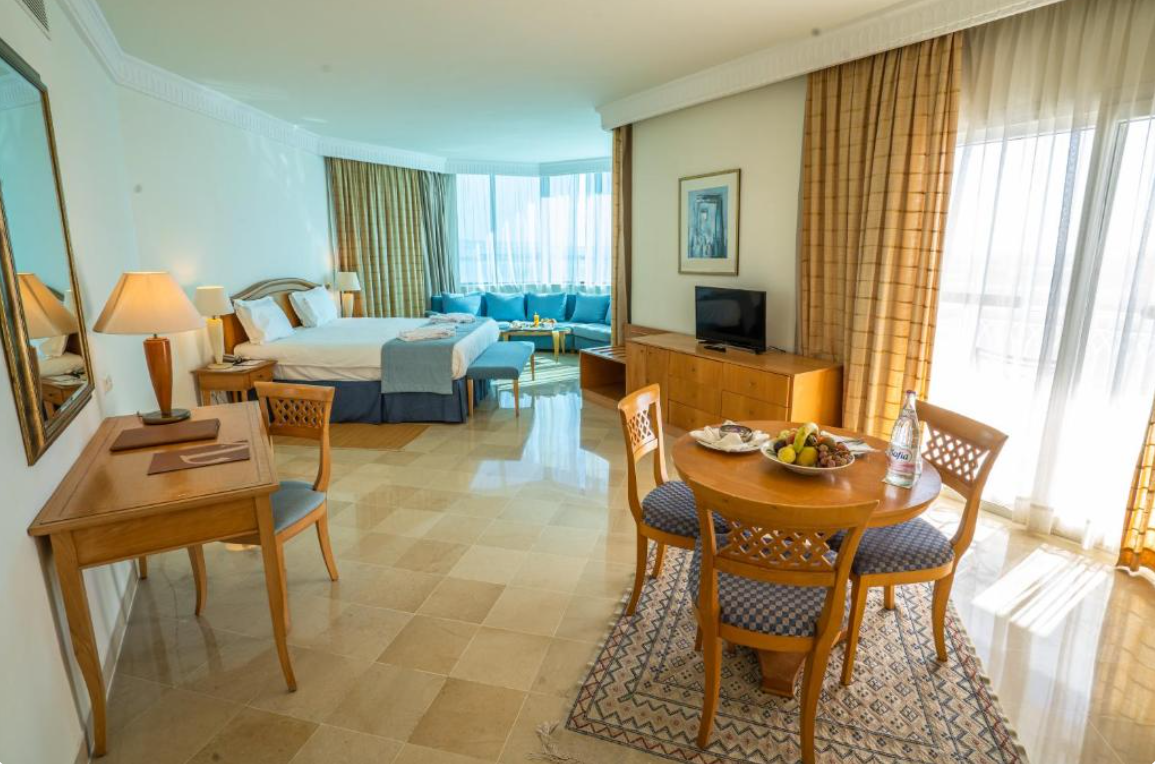 PACKAGE 2: BreakAway Prestige Package – £600.00pp (Sea View Room)