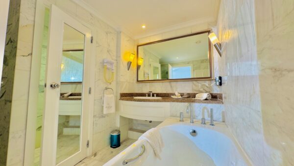 PACKAGE 4: BreakAway Royal Package - £800.00pp (Sea View Suite) - Image 4
